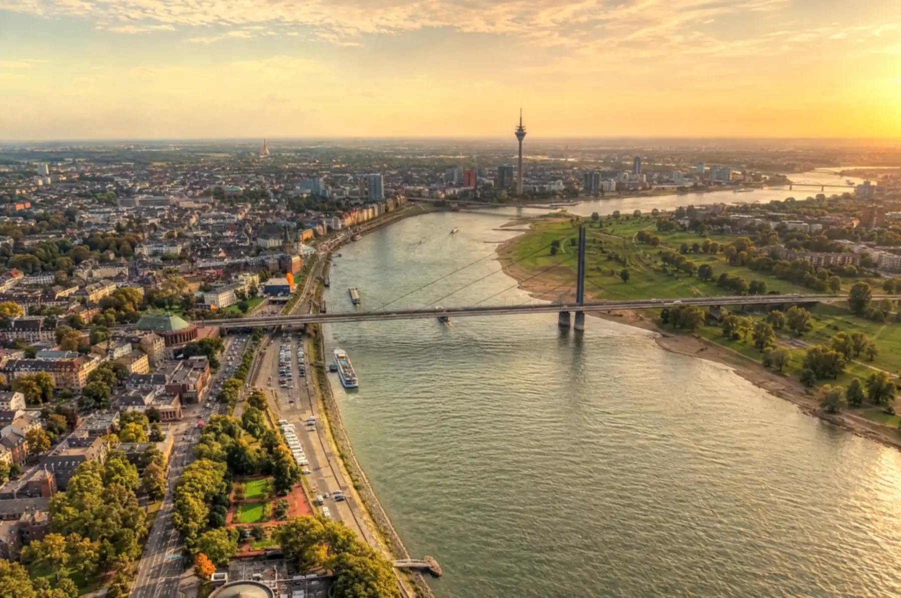 Luftbild des Rheins bei Düsseldorf im Abendlicht, mit Rheinbrücke, Altstadtufer und Rheinturm