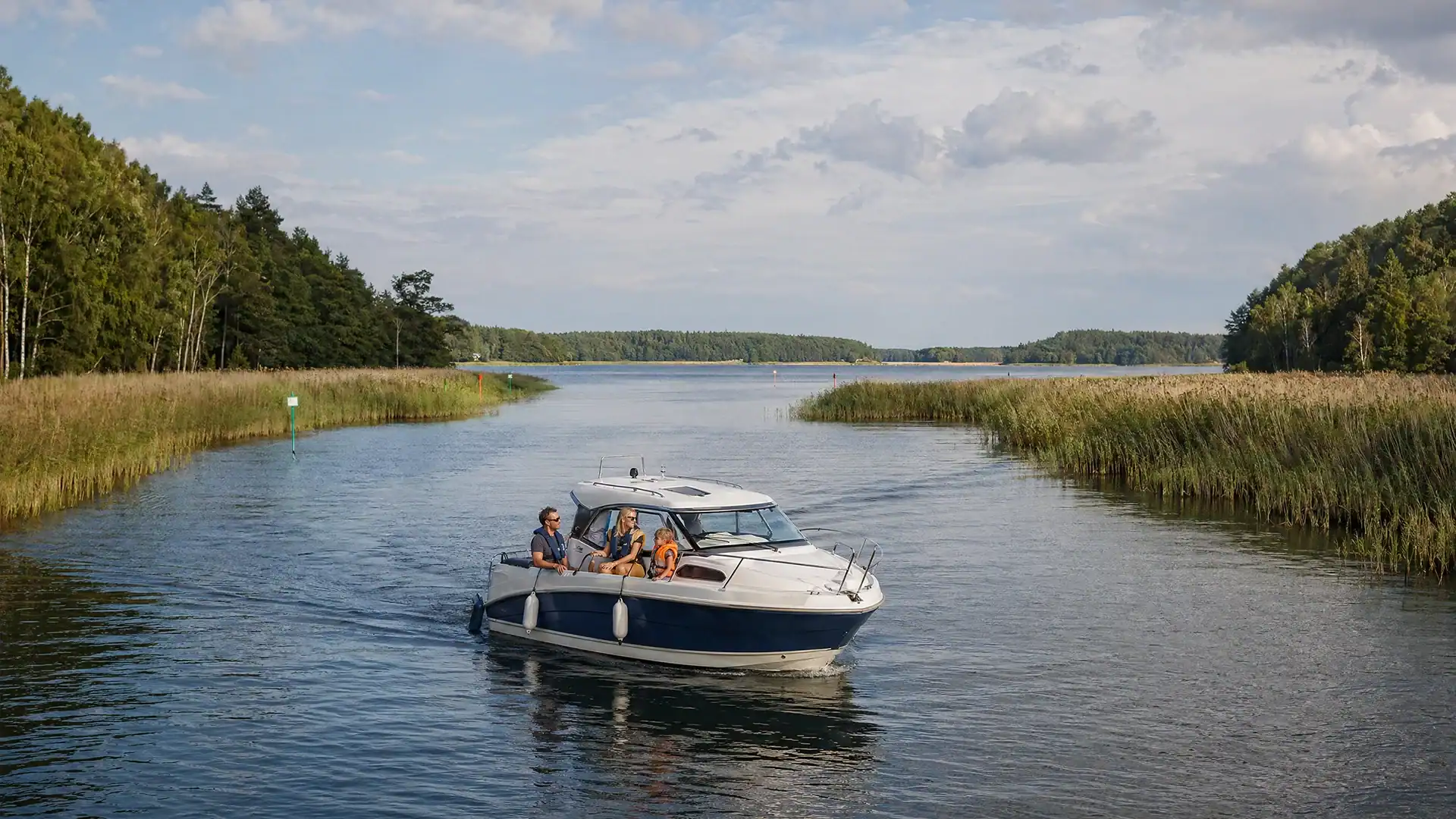 Charterschein-Revier auf der Mecklenburgischen Seenplatte mit Motorboot ohne Führerschein