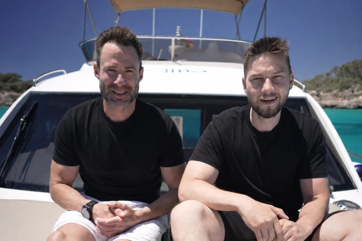OttoBulletProof mit Bootsbande-Gründer Kevin Albers auf einem Boot