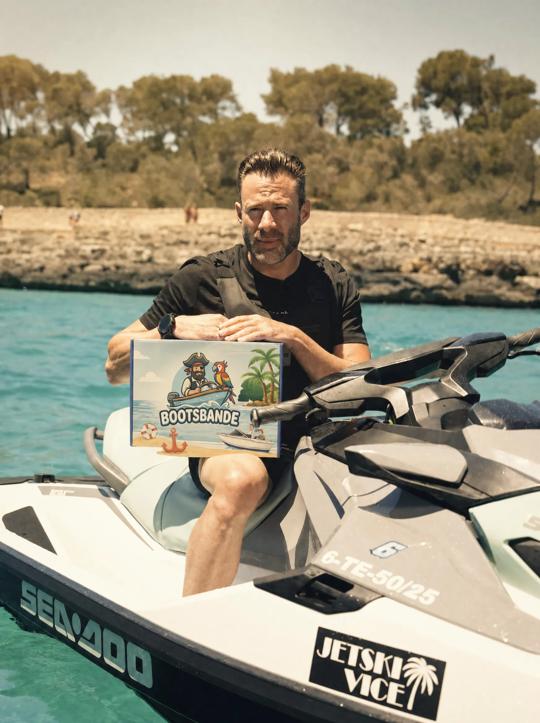 Otto mit der Bootsbande-Willkommensbox auf dem Jetski