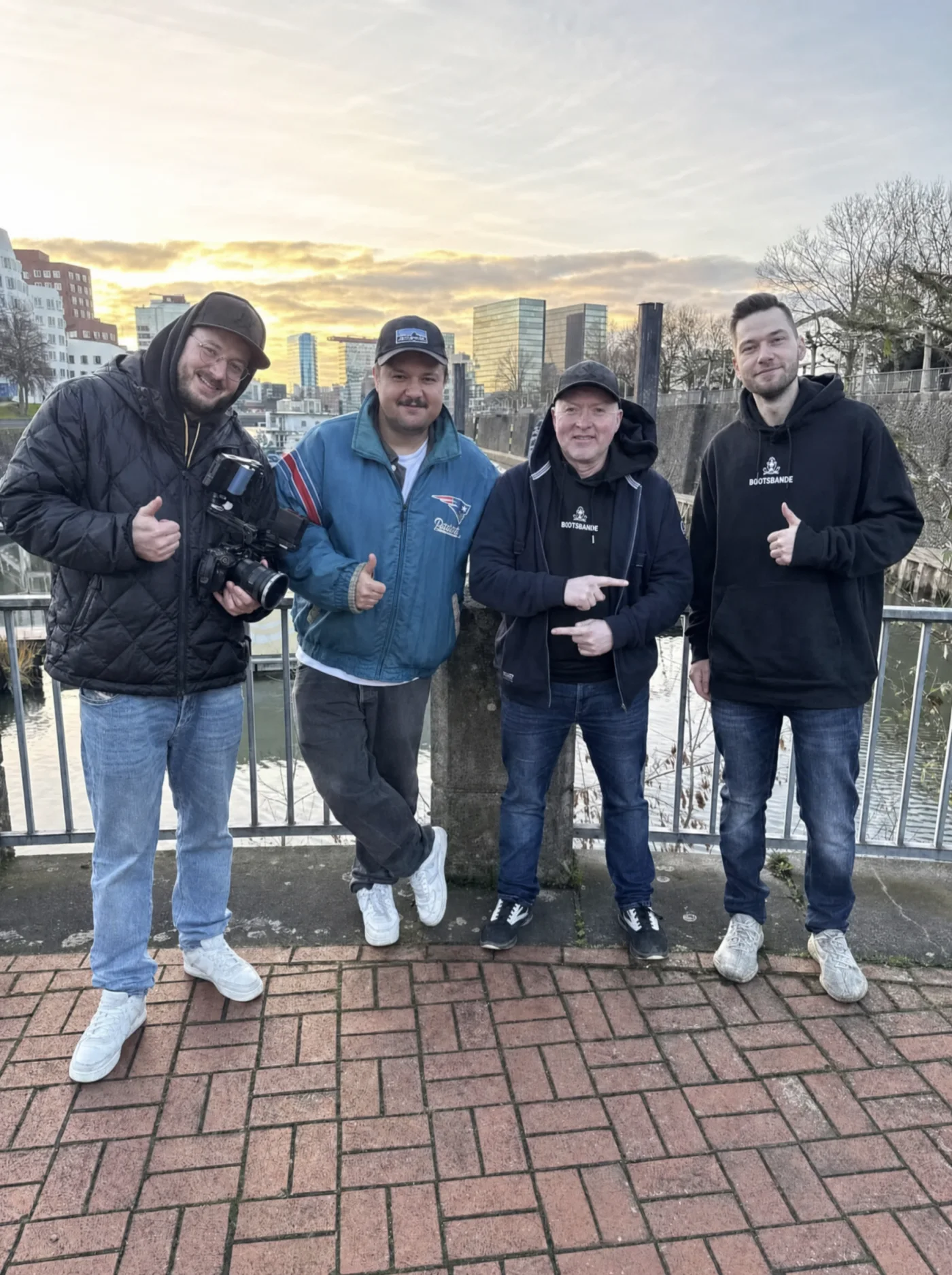 Kamerateam, Joey Kelly und Kevin Albers nach dem Dreh am Düsseldorfer Medienhafen