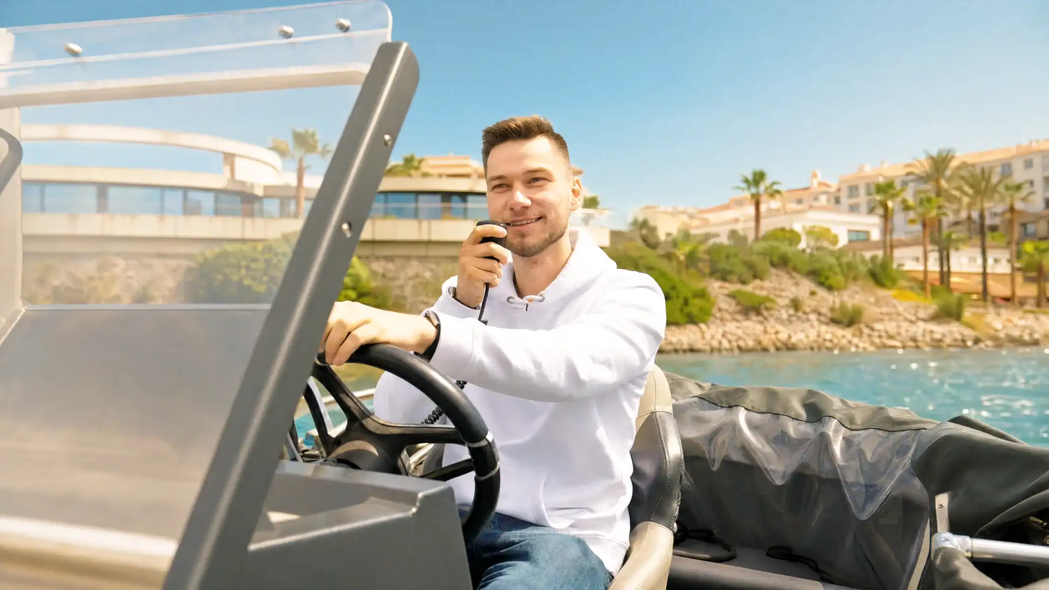 Kevin beim Funken auf einem Motorboot